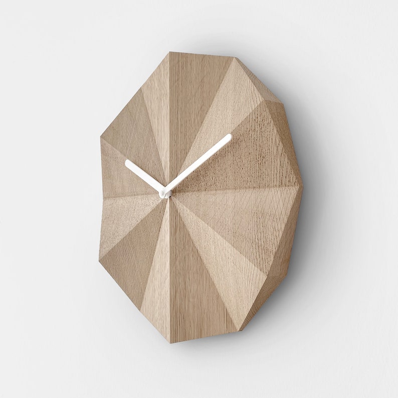 Delta Clock Oak Horloge murale en bois minimaliste Chêne naturel Art mural unique pour la maison image 5