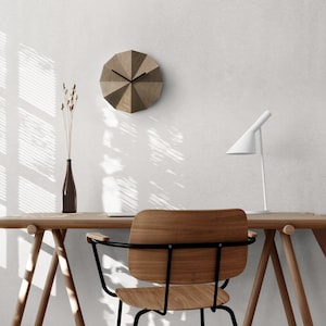 Delta Clock Smoked Oak Minimalistische houten wandklok Massief eiken Modern huis Kantoorinrichting Cadeau voor haar Cadeau voor hem afbeelding 2