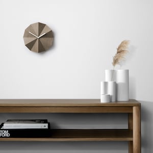 Delta Clock Smoked Oak Minimalistische houten wandklok Massief eiken Modern huis Kantoorinrichting Cadeau voor haar Cadeau voor hem afbeelding 5