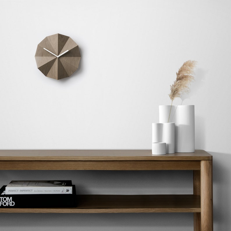 Delta Clock Smoked Oak Minimalistische houten wandklok Massief eiken Modern huis Kantoorinrichting Cadeau voor haar Cadeau voor hem afbeelding 5