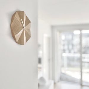 Delta Clock Oak Horloge murale en bois minimaliste Chêne naturel Art mural unique pour la maison image 6