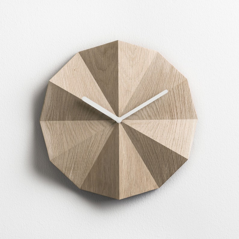 Delta Clock Oak Horloge murale en bois minimaliste Chêne naturel Art mural unique pour la maison image 4