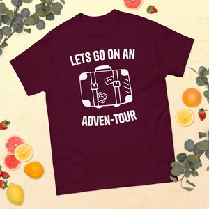 Laten we op een Adven-Tour koffer-T-shirt gaan