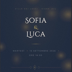 Può includere: Un invito di nozze blu scuro con il testo Villa Dei Lecci Siena (SI), Sofia & Luca, Martedi 15 Settembre 2026, Ore 16:00, caratterizzato da accenti color oro ed effetti bokeh di luce soffusa e sfocata sparsi sullo sfondo.