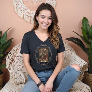 T-shirt col en V tarot force, chemise carte sorcière squelette Oracle, vêtements goblincore tendance, cadeau amateur de tarot cottagecore squelette