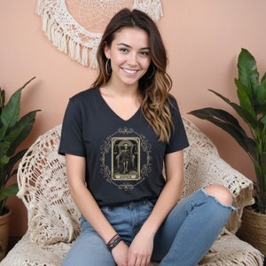 Tshirt Justice Tarot avec col en V, chemise carte sorcière sorcière squelette, vêtements goblincore tendance, cadeau amateur de tarot squelette cottagecore