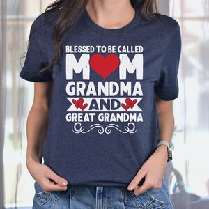 Könnte beinhalten: Ein marineblaues T-Shirt mit dem Text "Blessed to be called Mom Grandma and Great Grandma" in Weiß mit einer roten Herzgrafik.