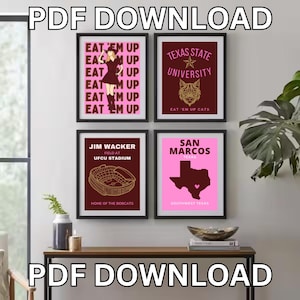 Op de afbeelding: Vier ingelijste prints met mahoniekleurige en roze achtergronden. De print linksboven toont een vrouw in een roze jurk met de tekst "Eat 'em up" die wordt herhaald. De print rechtsboven toont een mahoniekleurige achtergrond met de tekst "Texas State University" en een cartoon bobcat met de tekst "Eat 'em up cats". De print linksonder toont een mahoniekleurige achtergrond met de tekst "Jim Wacker Field at UFCU Stadium" en een cartoon voetbalstadion met de tekst "Home of the Bobcats". De print rechtsonder toont een roze achtergrond met de tekst "San Marcos Texas" en een cartoon omtrek van de staat Texas met een hart in het midden en de tekst "Southwest Texas".