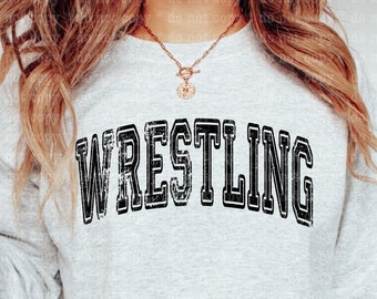 Può includere: Una felpa grigia con la parola "WRESTLING" stampata in nero con un aspetto usurato.