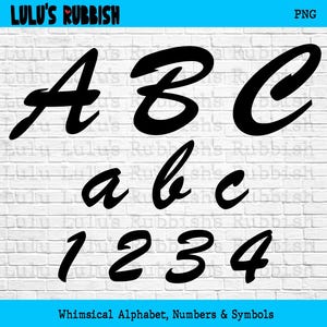 Op de afbeelding: Zwarte, handgeschreven alfabetletters en cijfers. De afbeelding toont hoofdletters en kleine letters A, B en C, en de cijfers 1, 2, 3 en 4. De tekst "Whimsical Alphabet, Numbers & Symbols" staat onderaan de afbeelding.