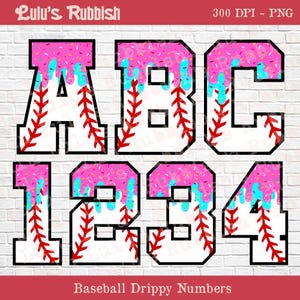 Puede incluir: Letras y números con temática de béisbol: A, B, C, 1, 2, 3 y 4. Cada carácter es blanco con costuras rojas de béisbol y un diseño rosa, azul y salpicado. El texto "Baseball Drippy Numbers" está en la parte inferior.