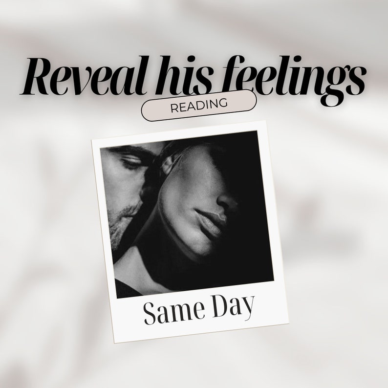 Puede incluir: Foto en blanco y negro de una pareja en un abrazo &iacute;ntimo. El hombre se inclina para besar a la mujer. La foto est&aacute; en un marco Polaroid con el texto "Same Day" impreso debajo de la imagen.