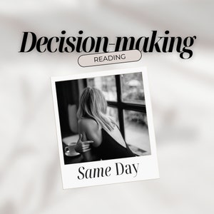 Könnte beinhalten: Schwarzweißfoto einer Frau, die an einem Fenster sitzt und nach draußen schaut. Das Foto ist in einem weißen Rahmen mit dem Text "Same Day" unter dem Bild. Der Text "Decision-making" ist über dem Foto gedruckt, mit dem Wort "READING" in einem Rechteck darunter.