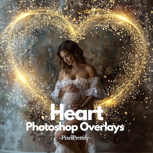 Puede incluir: Una mujer embarazada se encuentra frente a una superposición en forma de corazón dorada brillante. La superposición está hecha de luz y brillo. La mujer lleva un vestido blanco de encaje y se está sujetando el vientre.