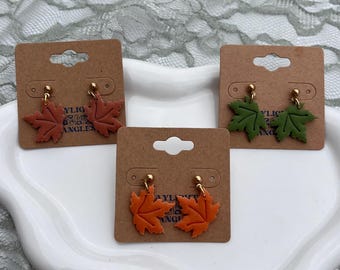 Handgemachte, zierliche Polymer Clay Ahornblatt Ohrringe: Herbst Schmuck
