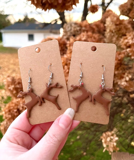 HUAGEO Natale Acrilico Carino Alce Orecchini Cartoon Milu Cervo Penzolare Moda Inverno Gioielli Regali Per Le Donne Festival Partito Charms Accessori, Medio, Acrilico, Nessuna pietra preziosa