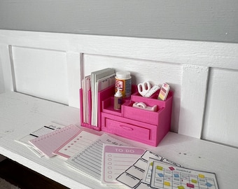 Organiseur rose pour maison de poupée (échelle 1:12)