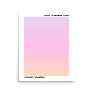 Könnte beinhalten: Ein rosa-orangener Farbverlaufshintergrund mit dem Text "BEWARE THE LAVENDER MENACE" oben und "WISDOM REMAINS FOREVER" unten.