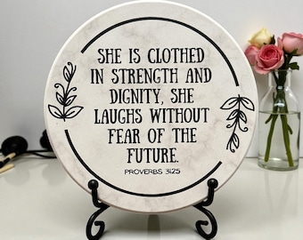 Spreuken 31:25 keramische onderzetter met metalen standaard, christelijk cadeau