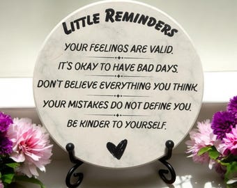 Kleine reminders: quote keramische onderzetter, dagelijkse bevestiging met metalen standaard