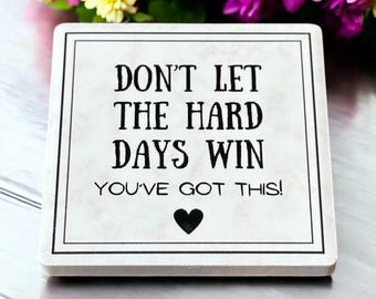 Don't Let The Hard Days Win: keramische citaatmagneet, handgemaakt aanmoedigingscadeau
