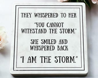 Citaat van I Am The Storm: handgemaakte keramische magneet voor empowerment