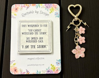 Citaat van I Am The Storm: handgemaakte keramische magneet en sleutelhanger voor empowerment