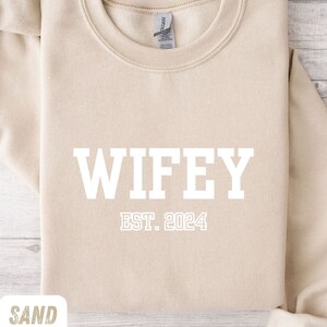 Personalisierte Wifey Sweatshirt, Hochzeitsgeschenk, Geschenk für Braut, neue Frau Sweatshirt, einzigartiges Brautpartygeschenk, frisch vermählte Flitterwochen vorhanden