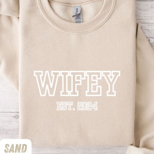 Personalisierte Wifey Sweatshirt, Hochzeitsgeschenk, Geschenk für Braut, neue Frau Sweatshirt, einzigartiges Brautpartygeschenk, frisch vermählte Flitterwochen vorhanden