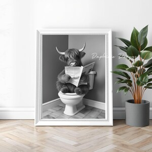 Printable WallArt Highland Cow Sitting and Reading Newspaper, Toilet Decor Wall Art, Adorable , Bathroom Decor Printable, Toilet Accessories