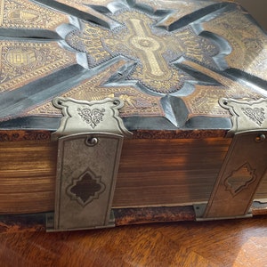 1800’s Family Illustrated Bible