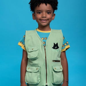 Kids Utility Vest – Green Explorer Vest for Boys & Girls | Gender‑Neutral Summer Camp Vest with Iron‑On Patch | Outdoor Adventure Clothing