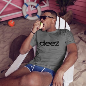 Rolig 'Deez' Grafisk T-shirt - Quirky Statement-topp