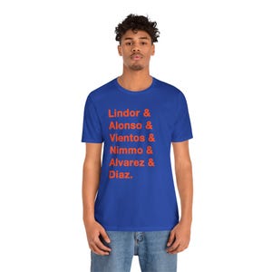 Puede incluir: Una camiseta azul real con el texto "Lindor & Alonso & Vientos & Nimmo & Alvarez & Diaz." impreso en naranja.