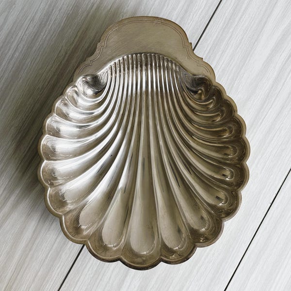 Large vintage silver-plated metal platter in the shape of a seashell, elegant serving platter for seafood, refined and chic table decoration