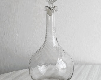 Jarra de vidro soprado torcido com tampa, design elegante, peça de vidro vintage, item decorativo refinado, decoração de mesa sofisticada