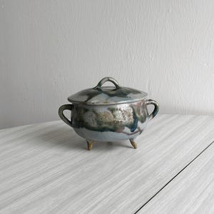 Small three-legged glazed ceramic box, colorful handcrafted pottery, chic and functional decoration, small craft deco gift