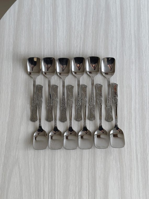 12 petites cuillères à dessert en inox métal argenté, décor raffiné, accessoire table élégant pour café, vaisselle en métal, décor de table