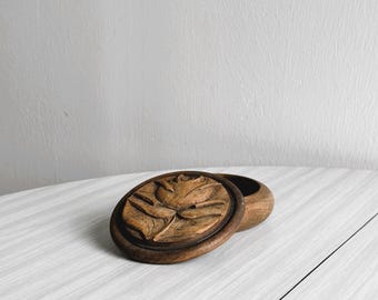 Small carved wooden box, floral pattern, jewelry storage or pocket emptier, desk or chest of drawers decoration, vintage object, small gift