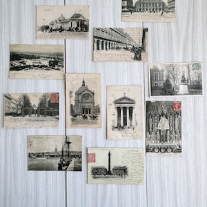 Op de afbeelding: Een verzameling vintage ansichtkaarten met zwart-wit afbeeldingen van Europese architectuur en stadsgezichten. De ansichtkaarten hebben handgeschreven tekst en postzegels, met historische bezienswaardigheden en scènes.