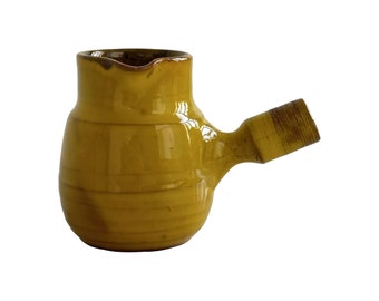 Handmade yellow gravy boat - artisanal pottery, glazed yellow ceramic, apartment decor, tableware, refined presentation.