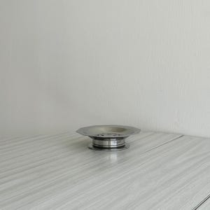 Burriera antica in metallo argentato lucido, conchiglia vintage, elegante e retrò decorazione da tavola, regalo antico