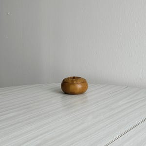 Pequeña caja redonda de madera con tapa, almacenamiento para joyas u objetos preciosos, decoración natural, vaciador de bolsillos minimalista, madera torneada vintage