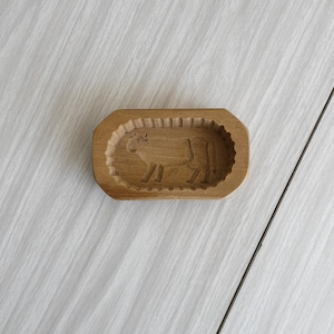 Carved wooden butter dish with cow, vintage butter mold, rustic kitchen object, original gift, natural and authentic decoration