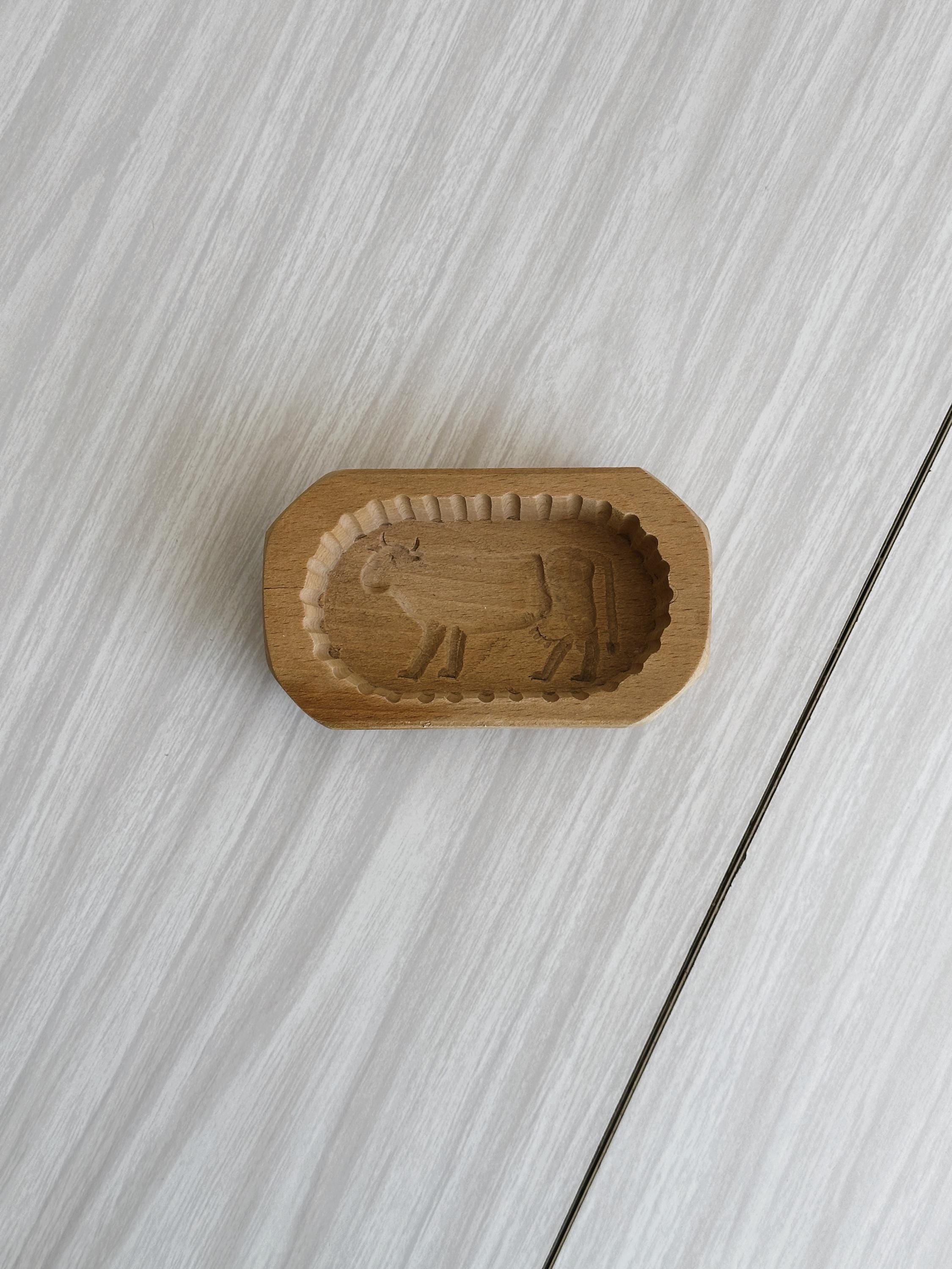 Carved wooden butter dish with cow, vintage butter mold, rustic kitchen object, original gift, natural and authentic decoration