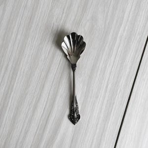 Elegant decorative silver metal spoon, vintage style with refined pattern, ideal for refined table decoration, shell spoon
