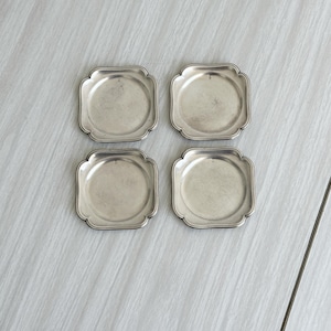 Set med små försilvrade, stämplade dessertkoppar med vågiga kanter, elegant vintageporslin, elegant present