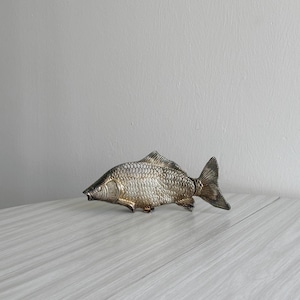 Porta tovaglioli o oggetto decorativo in metallo patinato, design antico a forma di pesce, accessorio vintage originale per la tavola o la cucina
