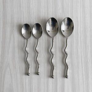 Set of 4 silver-plated spoons, 2 small and 2 large, original wavy design, vintage cutlery for elegant service or table decoration