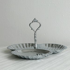 Servierplatte aus poliertem Edelstahl im Vintage-Stil, 3 muschelförmige Fächer, barocker Griff, perfekt für Vorspeisen, Partys oder als einzigartiges Geschenk